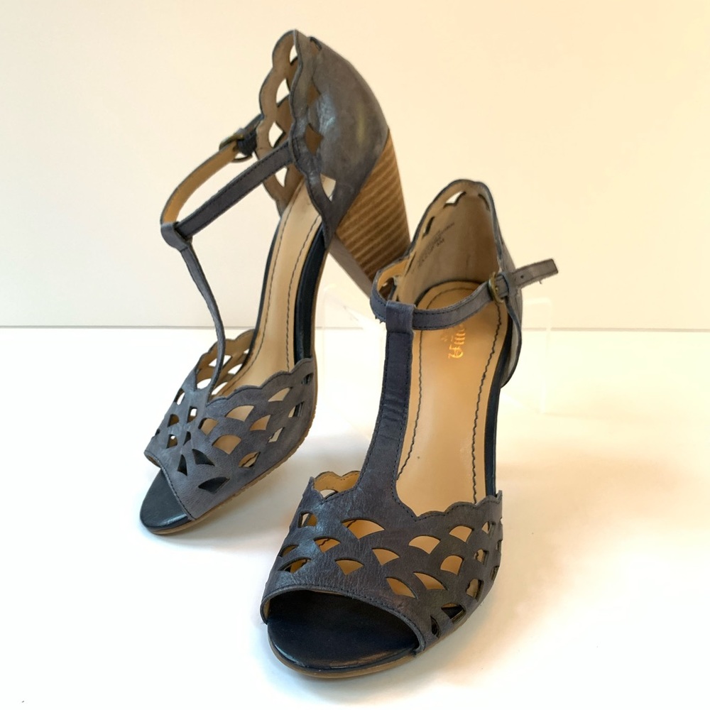 Crown vintage adorable teacup heels, size 6